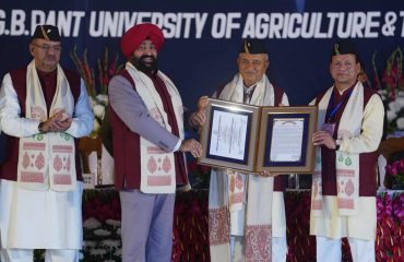 Governor honouring Padma Shri Prem Chandra Sharma, with the honorary title of Vigyan Varidhi.