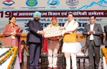 Governor and Chief Minister felicitating the labourers on the occasion of 'Silkyaara Vijay Abhiyan' First Anniversary and at the 19th State Science and Technology Conference-2024.