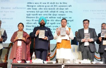 Governor and Chief Minister releasing the Silkyaara Vijay Abhiyan book on the occasion of the program.