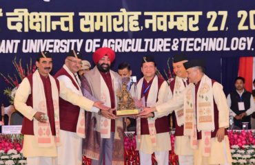 Vice Chancellor Dr. Manmohan Singh Chauhan presenting a memento to the Governor.