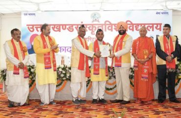 The Governor presenting medals and degrees to the students.