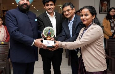 राज्यपाल को स्मृति चिन्ह भेंट करते हुए भारतीय चार्टर्ड अकाउंटेंट्स संस्थान के पदाधिकारीगण।