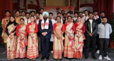 नागालैंड और असम राज्य के स्थापना दिवस के अवसर पर छात्र-छात्राओं के साथ राज्यपाल।;?>