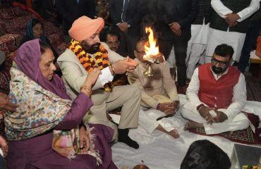 Governor participating in Ganga Aarti at Harki Pauri, Haridwar.