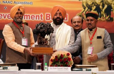 Office bearers of Kurukshetra Vikas Mandal welcoming the Governor by presenting him a memento.