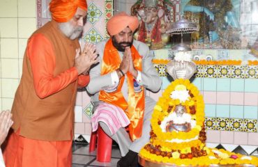 Governor offering prayers at Sarveshwar Mahadev Temple at Kurukshetra, Haryana.