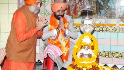 Governor offering prayers at Sarveshwar Mahadev Temple at Kurukshetra, Haryana.