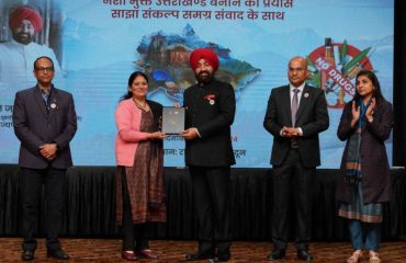 Governor felicitating a lady on the occasion of the seminar.