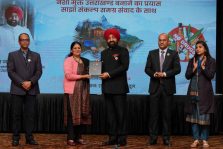 Governor felicitating a lady on the occasion of the seminar.;?>