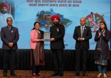 Governor felicitating a lady on the occasion of the seminar.;?>