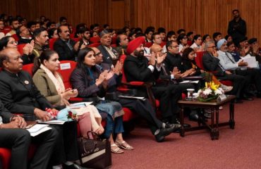 राजभवन प्रेक्षागृह में आयोजित ‘‘नशामुक्त उत्तराखण्ड’’ पर आधारित संगोष्ठी में पैनालिस्ट्स को सुनते हुए राज्यपाल।