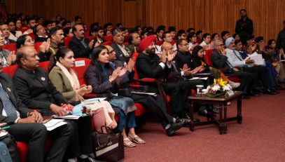 राजभवन प्रेक्षागृह में आयोजित ‘‘नशामुक्त उत्तराखण्ड’’ पर आधारित संगोष्ठी में पैनालिस्ट्स को सुनते हुए राज्यपाल।