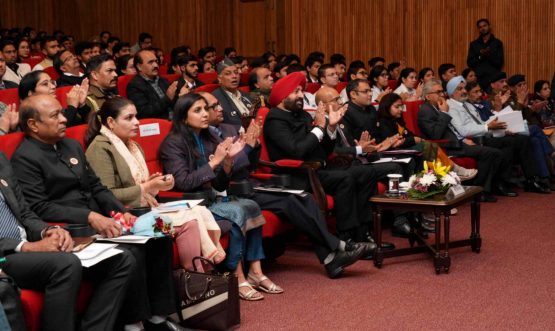 राजभवन प्रेक्षागृह में आयोजित ‘‘नशामुक्त उत्तराखण्ड’’ पर आधारित संगोष्ठी में पैनालिस्ट्स को सुनते हुए राज्यपाल।