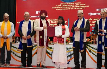 Governor awarding degrees to students at the 8th convocation of Veer Madho Singh Bhandari UTU.