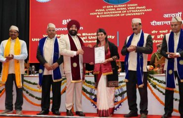 Governor awarding degrees to students at the 8th convocation of Veer Madho Singh Bhandari UTU.