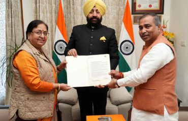 Smt. Baby Rani Maurya giving the invitation letter to the Governor for participation in the Maha Kumbh-2025 to be held in Prayagraj.