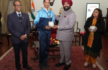 Governor felicitating the students who returned from Bharat Darshan-educational tour.