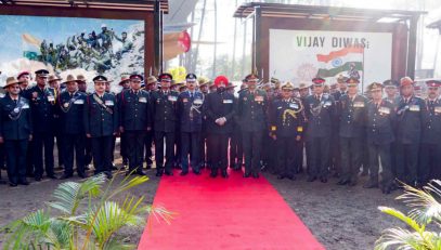 Governor with the military officers and ex-servicemen present at the Shaurya Sthal.