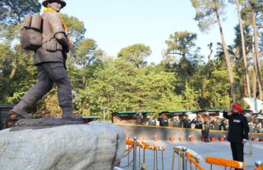 विजय दिवस के अवसर पर शौर्य स्थल, देहरादून में शहीदों के सम्मान में पुष्प चक्र अर्पित कर श्रद्धांजलि देते हुए राज्यपाल।