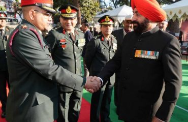 The Governor meeting the military officers and ex-servicemen present at the Shaurya Sthal and wishing them Vijay Diwas.