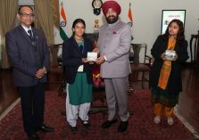 Governor felicitating the students who returned from Bharat Darshan-educational tour.;?>