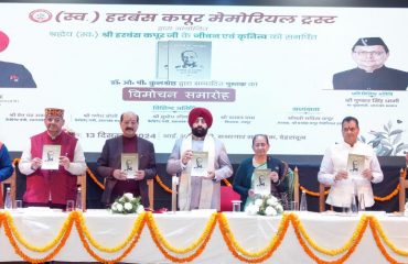 ⁠ ⁠The Governor launching the book “Harbans Kapoor: Heritage of Political and Social Values” based on the life and work of former Assembly Speaker Late Harbans Kapoor.