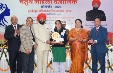 Governor felicitating girl students with “Vigyan Chetna Chhatra Samman” on the occasion of the programme.