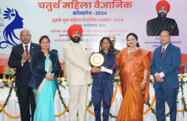 Governor felicitating girl students with “Vigyan Chetna Chhatra Samman” on the occasion of the programme.