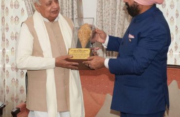 Governor Lt Gen Gurmit Singh (retd) presenting a memento to Governor of Kerala Arif Mohammad Khan.