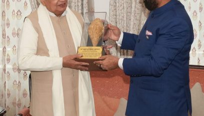 Governor Lt Gen Gurmit Singh (retd) presenting a memento to Governor of Kerala Arif Mohammad Khan.