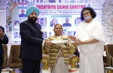 राष्ट्रीय सैनिक संस्था के 17वें राष्ट्रीय सम्मेलन के अवसर पर वीर शहीदों के परिवारजनों और वीरांगनाओं को सम्मानित करते हुए राज्यपाल।