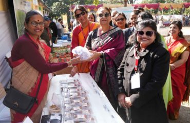 First Lady Smt. Gurmeet Kaur visiting the stalls set up at the festival and appreciating the products displayed by local women groups, handicraftsmen and women entrepreneurs.