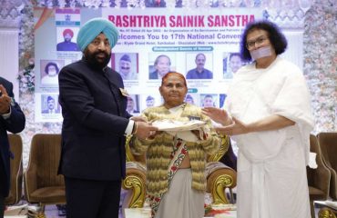 Governor honouring the families of brave martyrs and brave women on the occasion of the 17th National Conference of Rashtriya Sainik Sanstha.