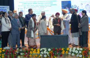 Governor felicitating the members of Dadhichi Dehdaan Samiti for their work at the closing ceremony of the two-day program 