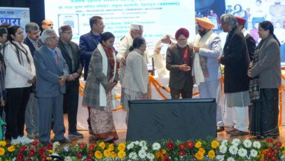 Governor felicitating the members of Dadhichi Dehdaan Samiti for their work at the closing ceremony of the two-day program "Gangdhara, Ek Aviral Pravah".