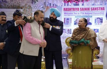 Governor honouring the families of brave martyrs and brave women on the occasion of the 17th National Conference of Rashtriya Sainik Sanstha.