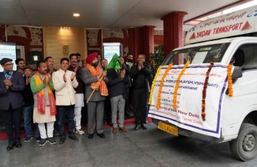 Governor flagging off the vehicle carrying digital teaching material for 80 schools of the state from Raj Bhawan.