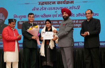 Governor honouring a woman at the inaugural programme of 