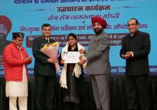 Governor honouring a woman at the inaugural programme of 