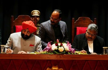 उत्तराखण्ड उच्च न्यायालय के नवनियुक्त मुख्य न्यायाधीश न्यायमूर्ति गुहनाथन नरेंदर को पद की शपथ दिलाते हुए राज्यपाल।