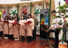 Artists presenting beautiful renditions of carol singing at a function organised at Raj Bhawan on the occasion of Christmas.;?>