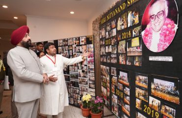 Governor viewing the photo gallery at the event organized at Raj Bhawan on the birth anniversary of former Chief Minister of Uttarakhand, late Nityanand Swami.