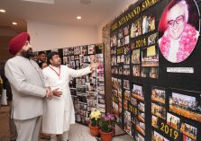 Governor viewing the photo gallery at the event organized at Raj Bhawan on the birth anniversary of former Chief Minister of Uttarakhand, late Nityanand Swami.;?>