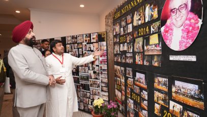 Governor viewing the photo gallery at the event organized at Raj Bhawan on the birth anniversary of former Chief Minister of Uttarakhand, late Nityanand Swami.