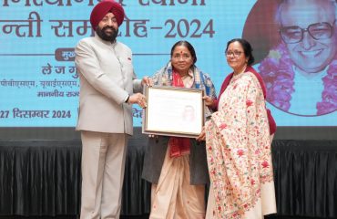 Governor honouring environmentalist Smt. Vimla Bahuguna with Uttarakhand Gaurav Samman at the event.