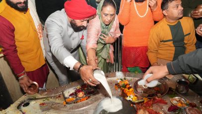 Governor offering prayers at Tapkeshwar Mahadev Temple.