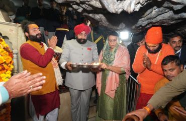 Governor offering prayers at Tapkeshwar Mahadev Temple.