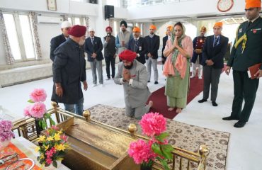 Governor paying obeisance at Gurudwara Sahib located at Dilaram.