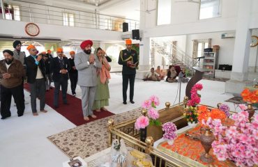 Governor paying obeisance at Gurudwara Sahib located at Dilaram.