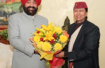 राज्यपाल से भेंट कर नववर्ष 2025 की शुभकामनाएं देती हुईं मुख्य सचिव श्रीमती राधा रतूड़ी।